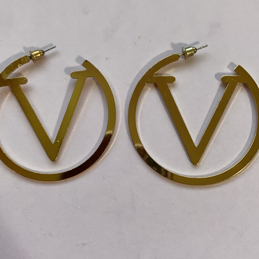 Hoop earrings Letter V